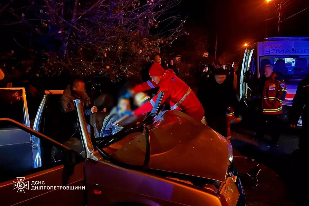 Чрезвычайники деблокировали двух водителей и передали медикам