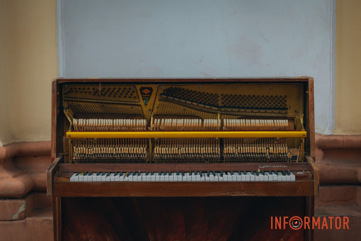 Вандалы разбили уличное пианино