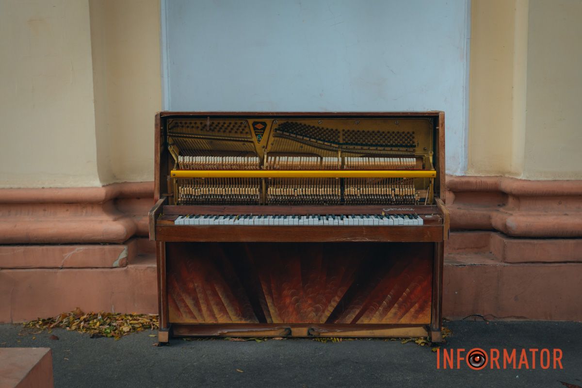 Оно находится в парке Глобы