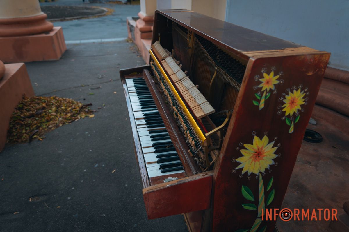 Это центральный вход - под колоннами