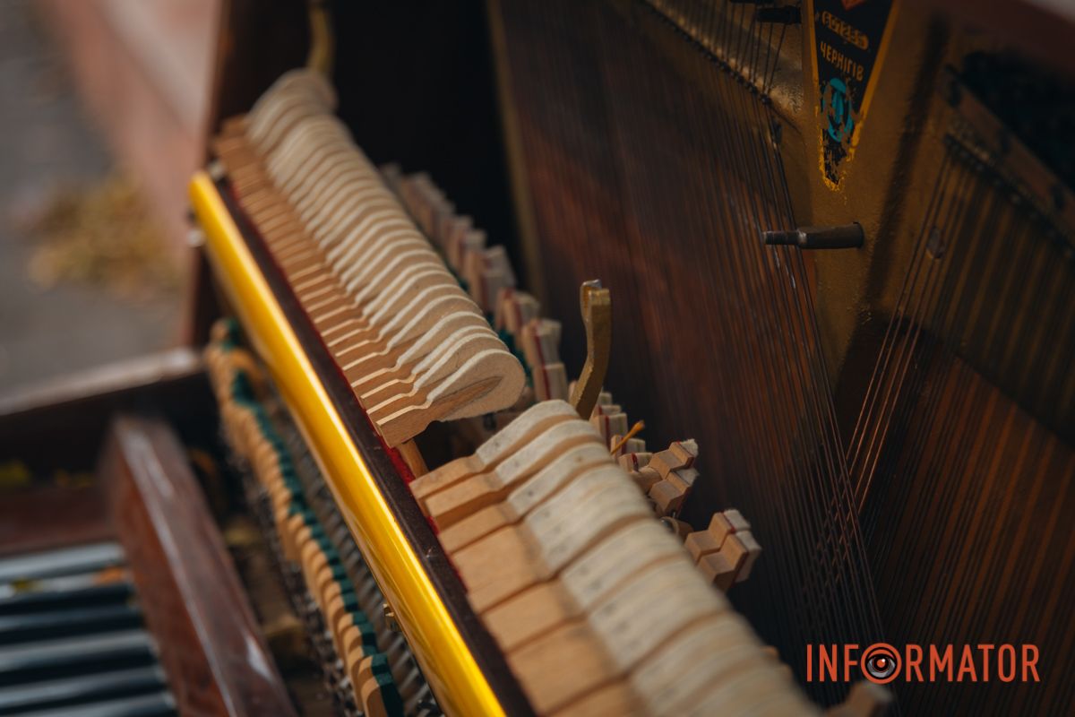 Первое пианино здесь установили в мае 2023 года