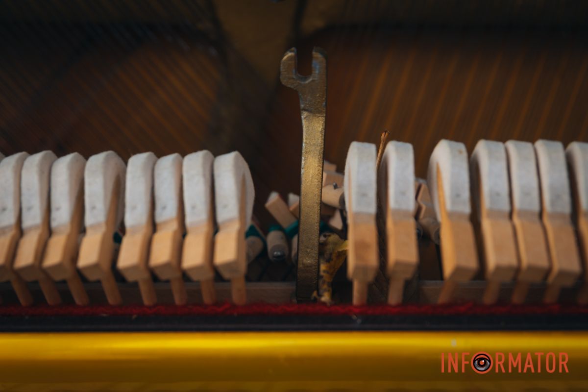 Сокрушенный музыкальный инструмент