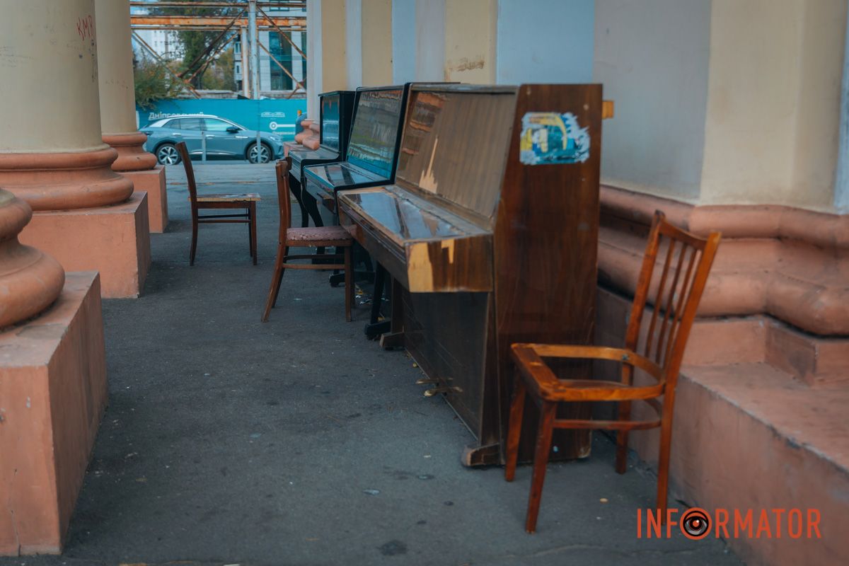 Есть даже стулья