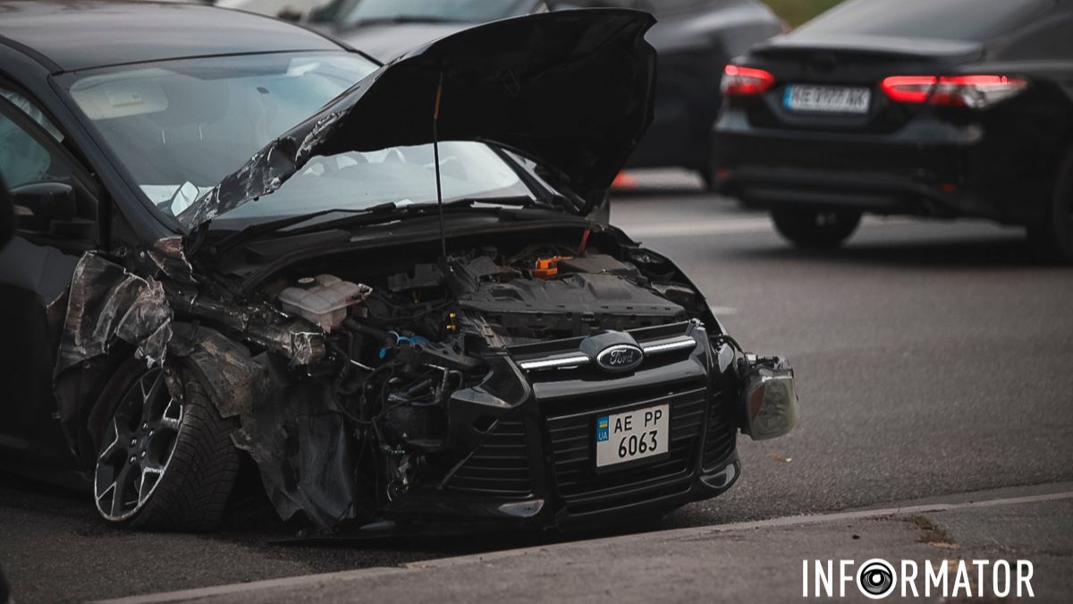 У Дніпрі на Набережній Перемоги Ford зачепив Tesla і врізався в бетонну опору: є постраждалі