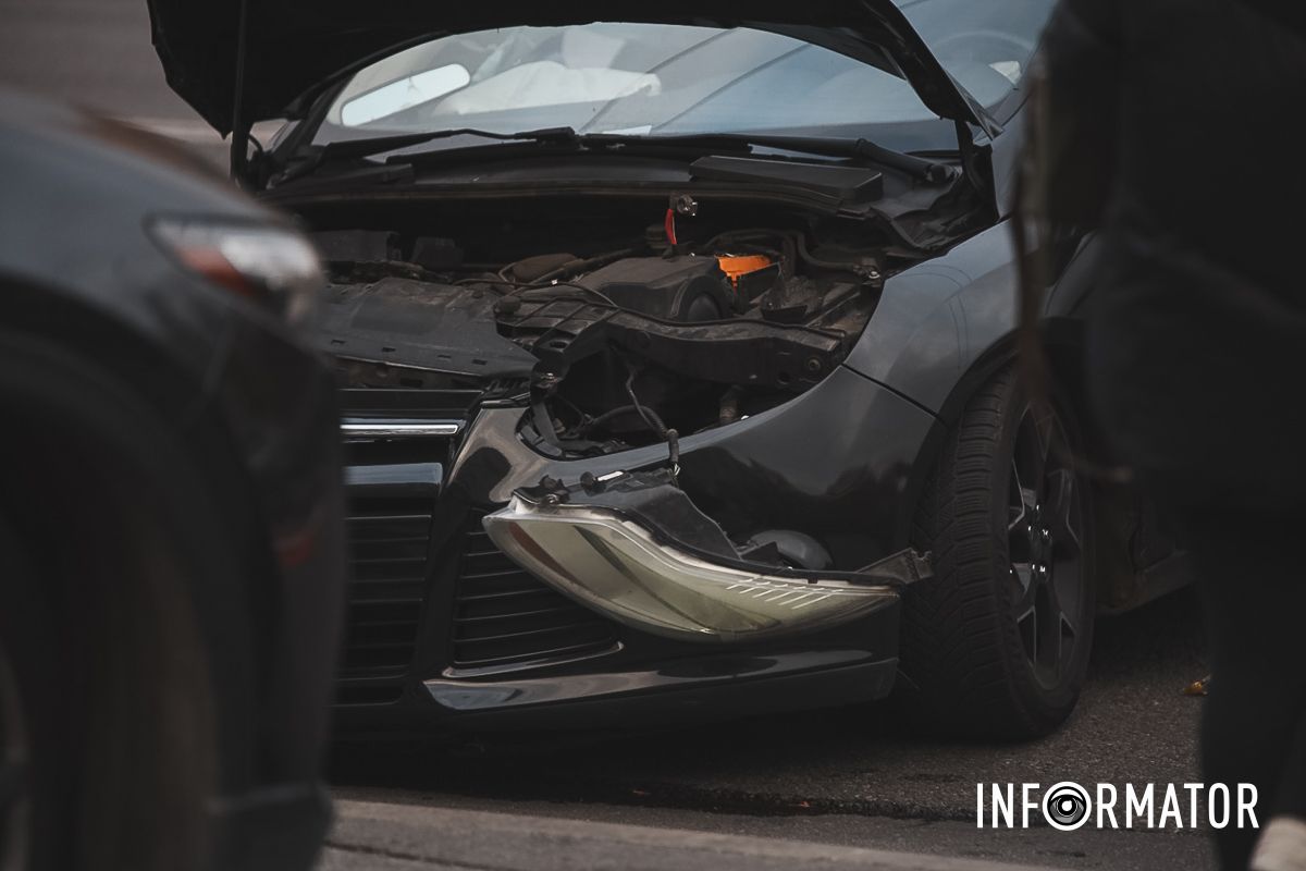 У Дніпрі на Набережній Перемоги Ford зачепив Tesla і врізався в бетонну опору: є постраждалі 1