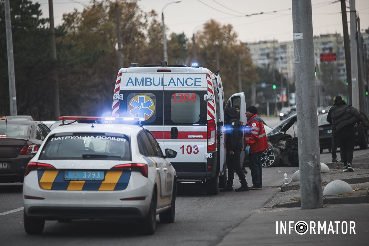 У Дніпрі на Набережній Перемоги Ford зачепив Tesla і врізався в бетонну опору: є постраждалі 2