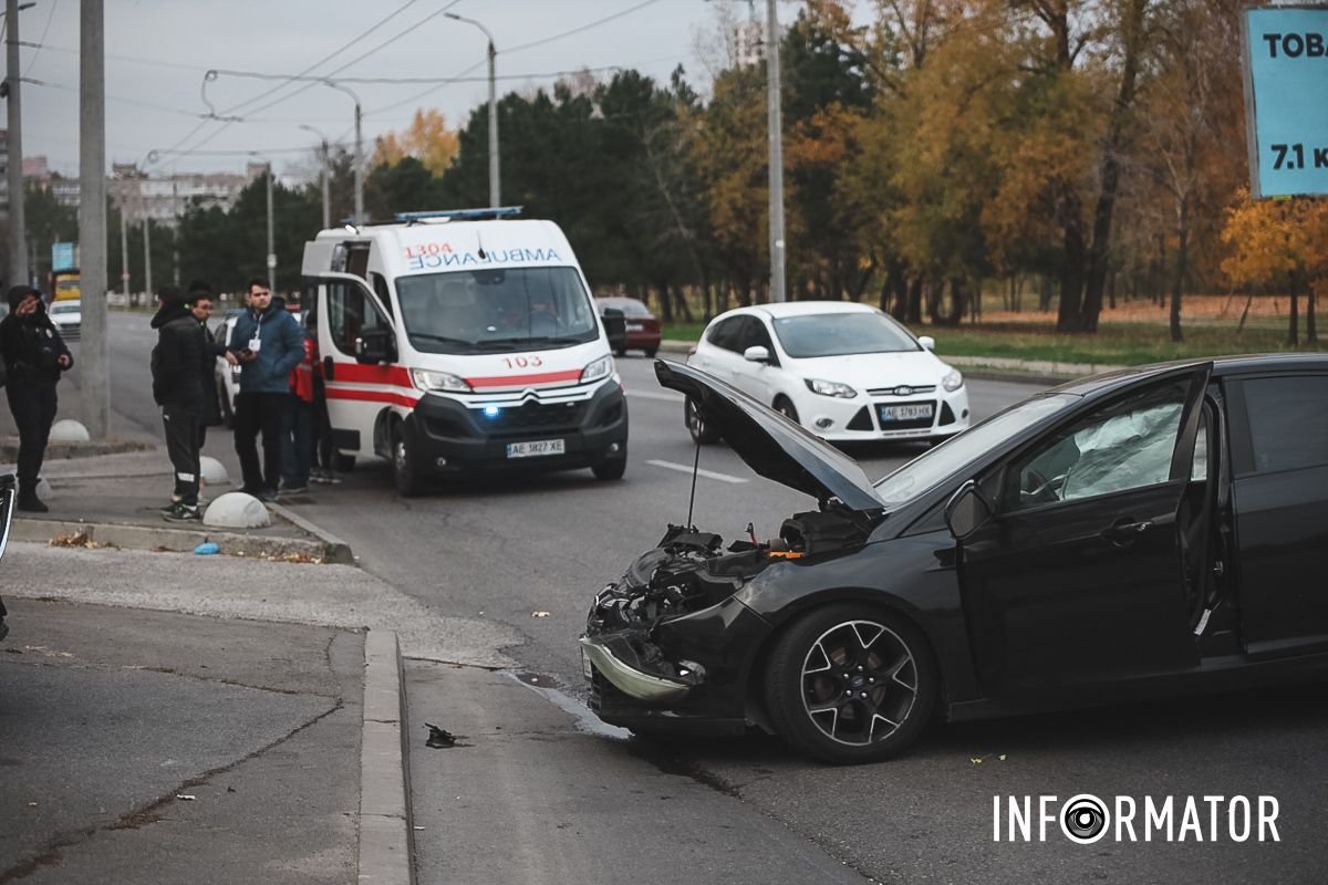 У Дніпрі на Набережній Перемоги Ford зачепив Tesla і врізався в бетонну опору: є постраждалі 3