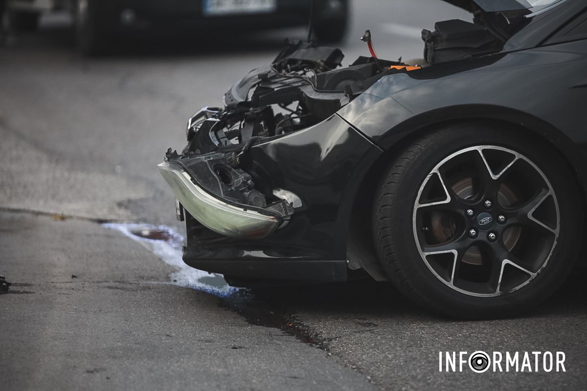 У Дніпрі на Набережній Перемоги Ford зачепив Tesla і врізався в бетонну опору: є постраждалі 4