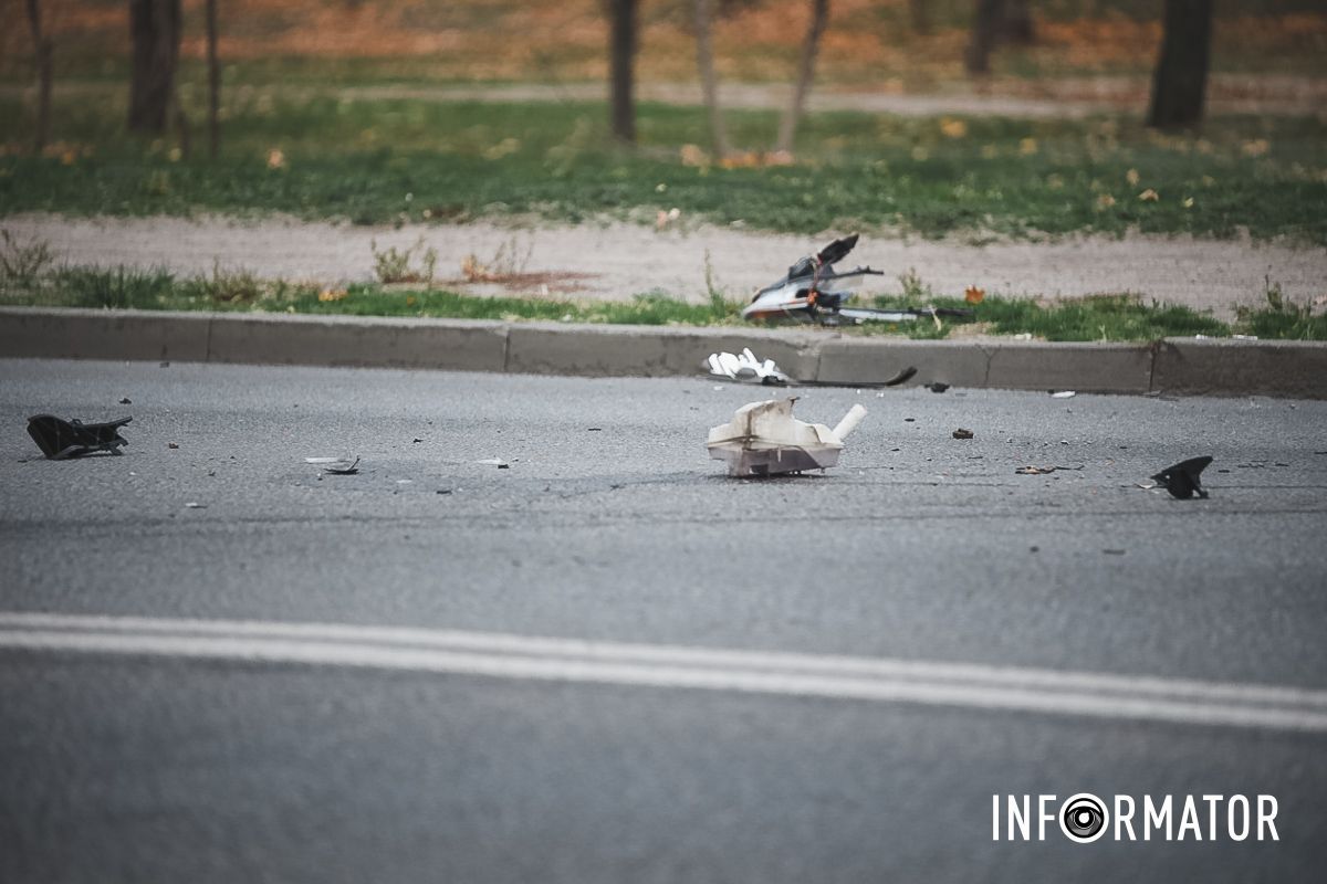 У Дніпрі на Набережній Перемоги Ford зачепив Tesla і врізався в бетонну опору: є постраждалі 5