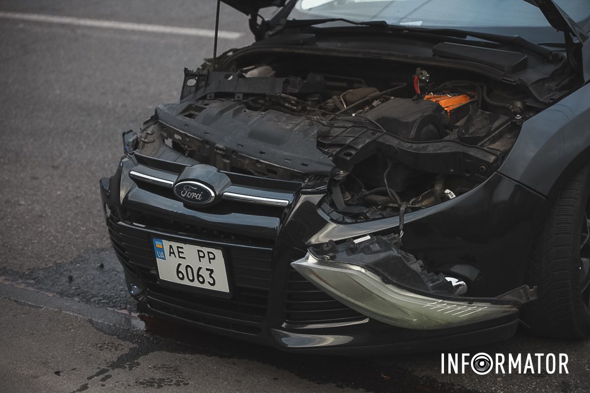 У Дніпрі на Набережній Перемоги Ford зачепив Tesla і врізався в бетонну опору: є постраждалі 6