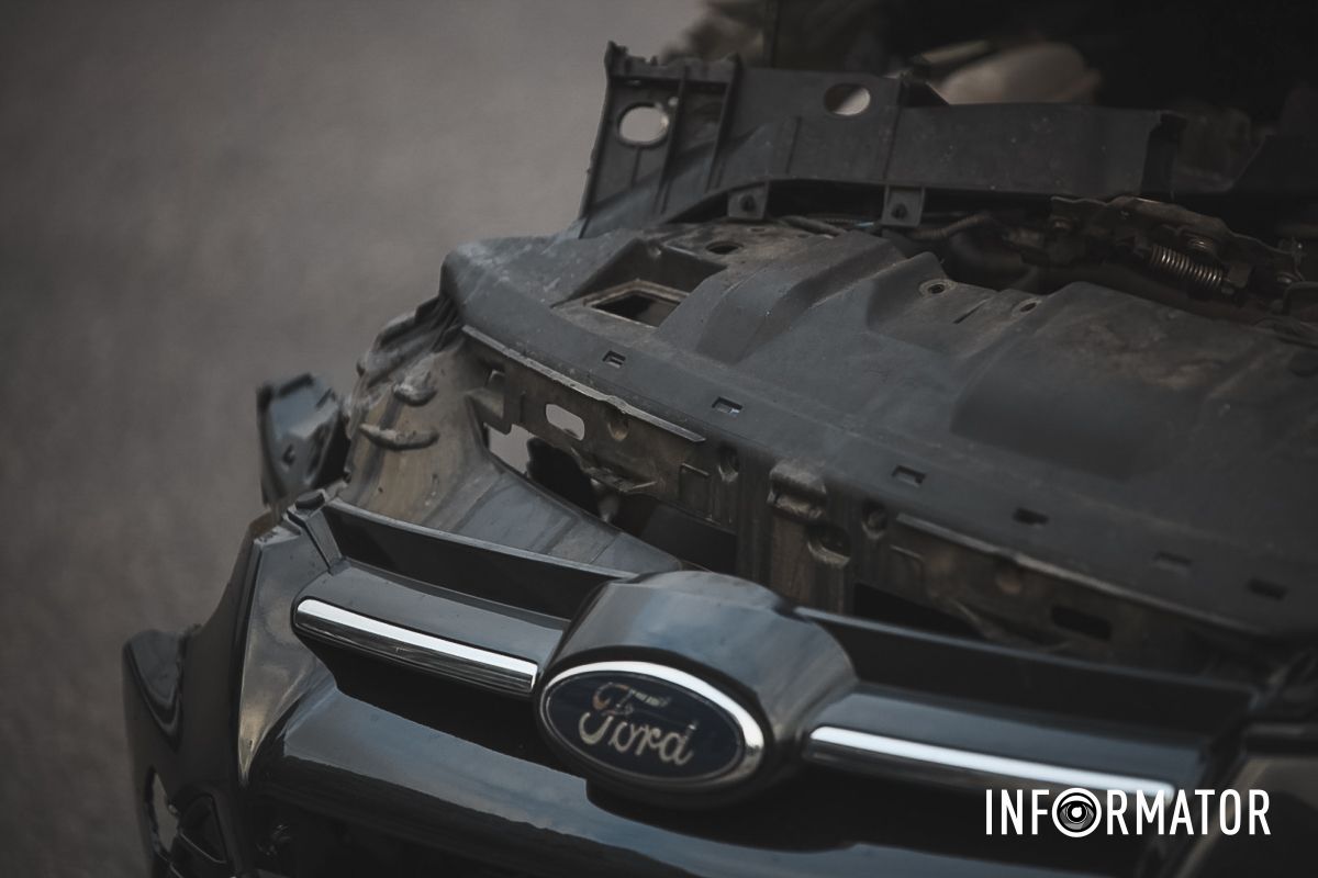 У Дніпрі на Набережній Перемоги Ford зачепив Tesla і врізався в бетонну опору: є постраждалі 7