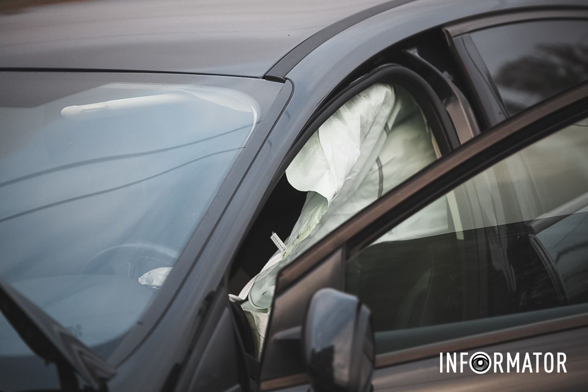 У Дніпрі на Набережній Перемоги Ford зачепив Tesla і врізався в бетонну опору: є постраждалі 8