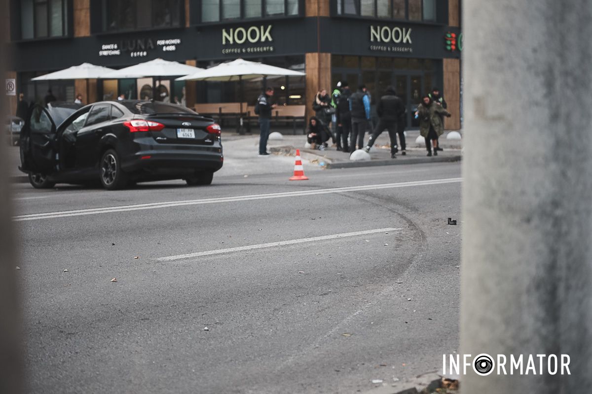 У Дніпрі на Набережній Перемоги Ford зачепив Tesla і врізався в бетонну опору: є постраждалі 9