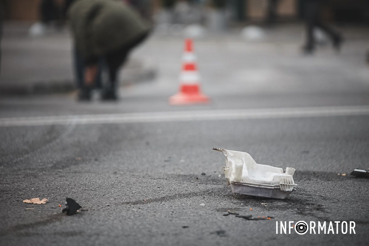 У Дніпрі на Набережній Перемоги Ford зачепив Tesla і врізався в бетонну опору: є постраждалі 10