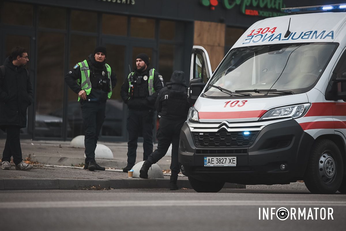 У Дніпрі на Набережній Перемоги Ford зачепив Tesla і врізався в бетонну опору: є постраждалі 11
