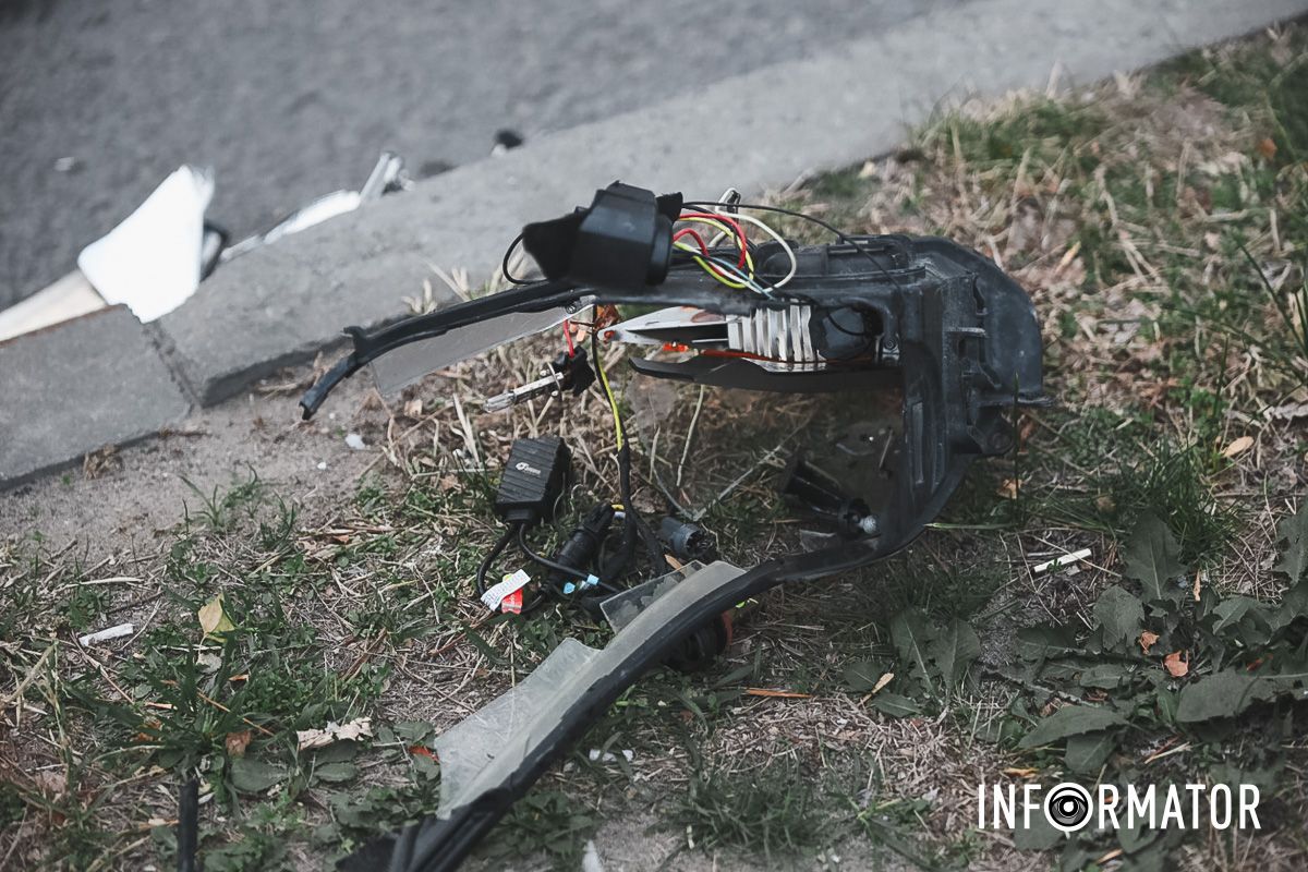 У Дніпрі на Набережній Перемоги Ford зачепив Tesla і врізався в бетонну опору: є постраждалі 12