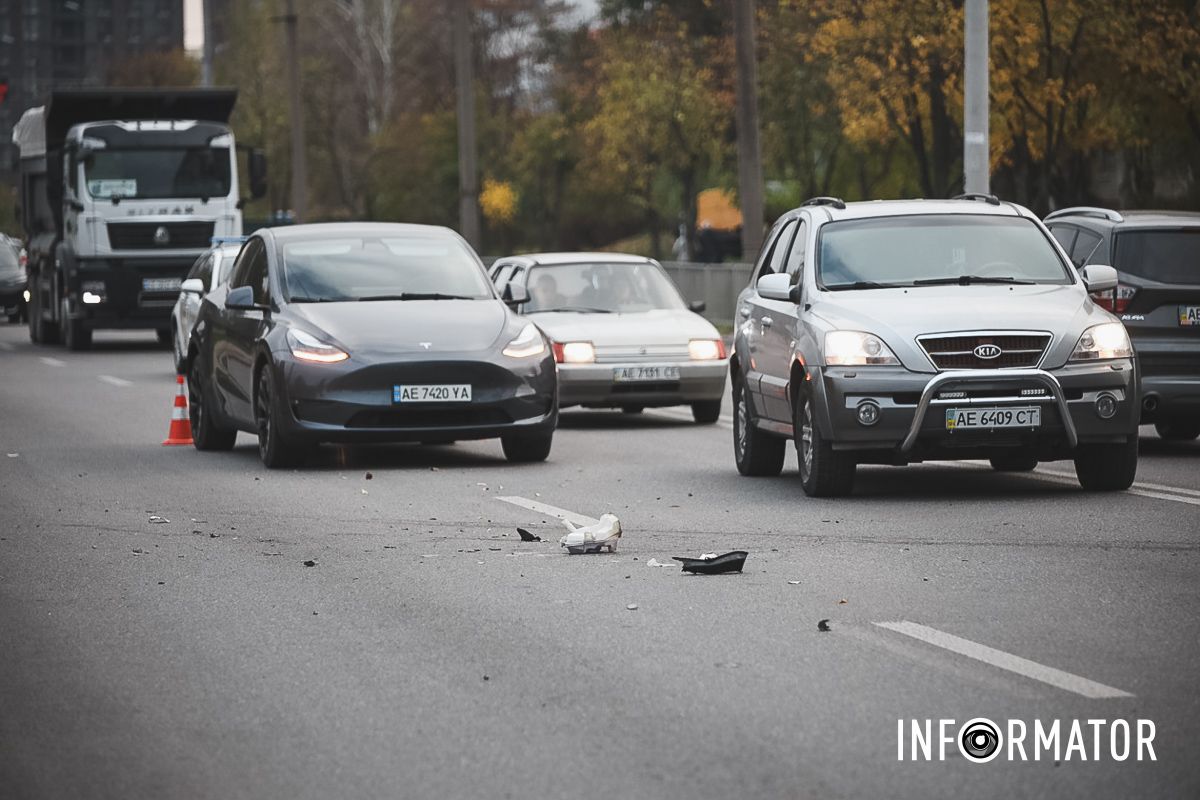 У Дніпрі на Набережній Перемоги Ford зачепив Tesla і врізався в бетонну опору: є постраждалі 13