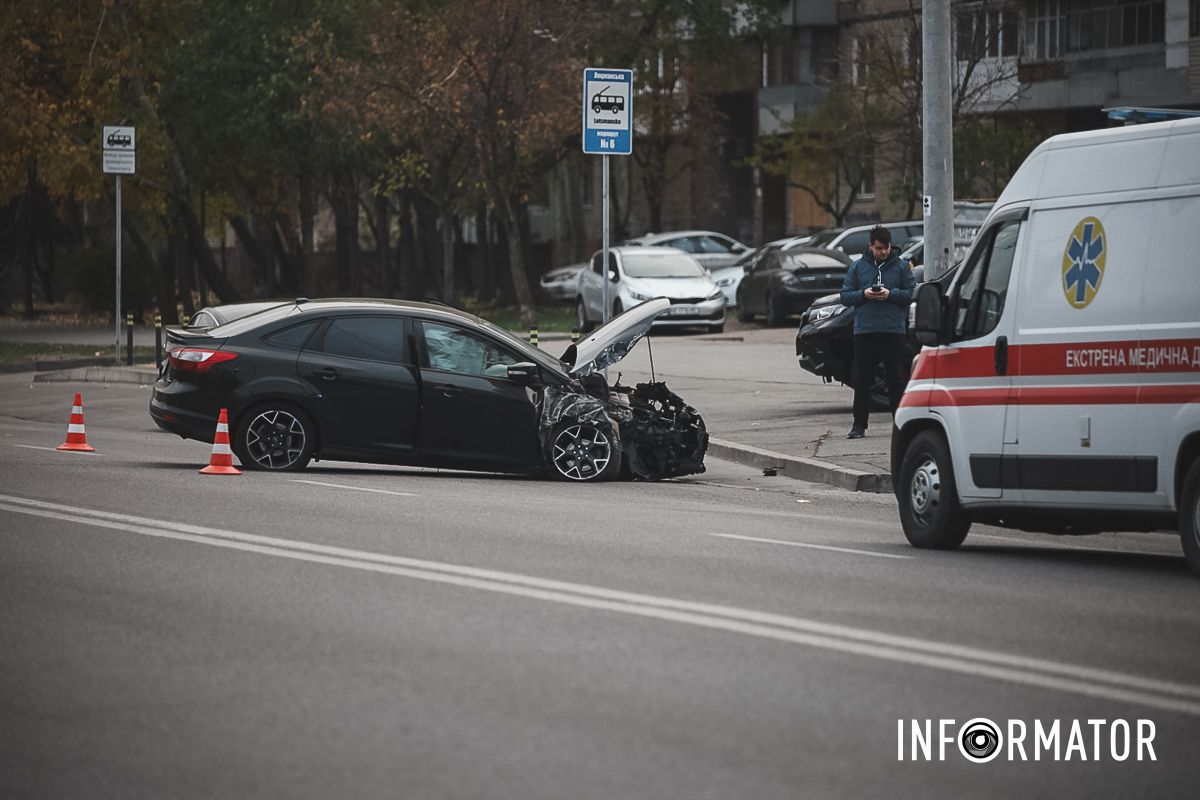 У Дніпрі на Набережній Перемоги Ford зачепив Tesla і врізався в бетонну опору: є постраждалі 14