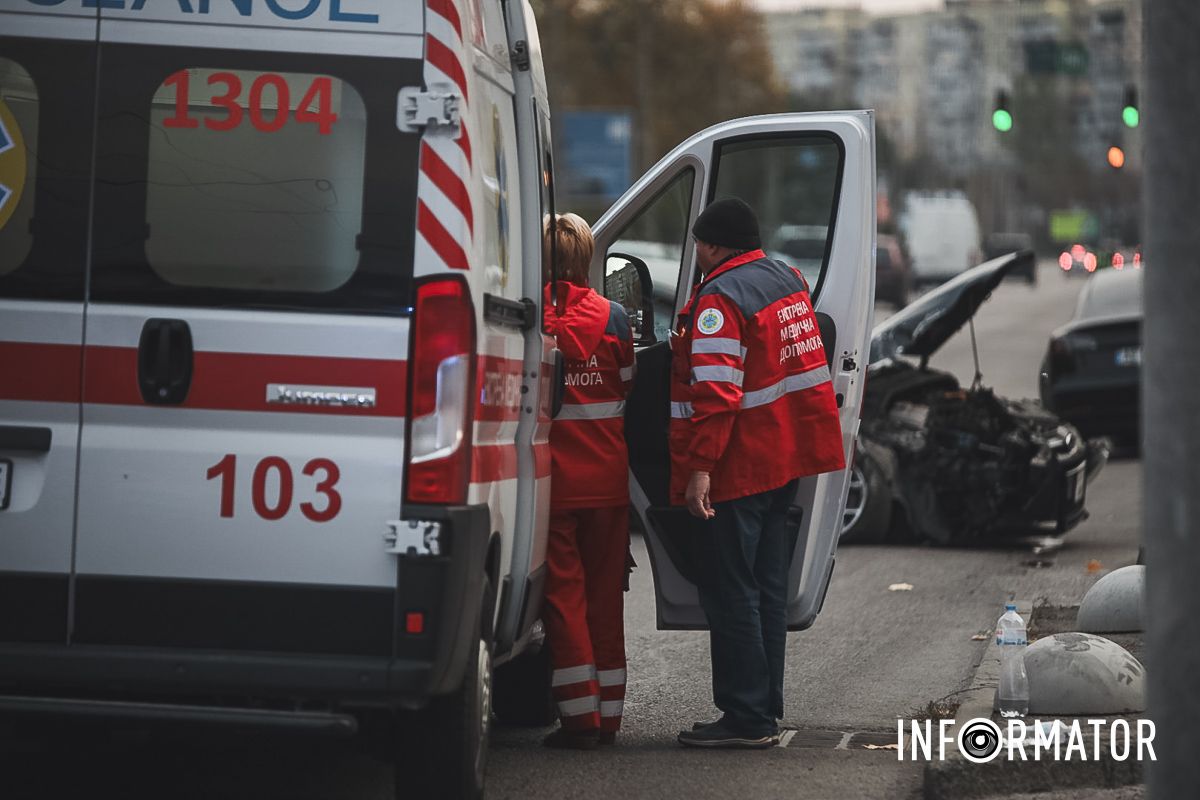 У Дніпрі на Набережній Перемоги Ford зачепив Tesla і врізався в бетонну опору: є постраждалі 15