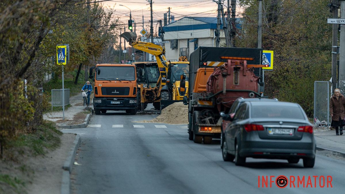 У Дніпрі на Вітчизняній стався прорив труби: вулицю перекрили для ремонтних робіт