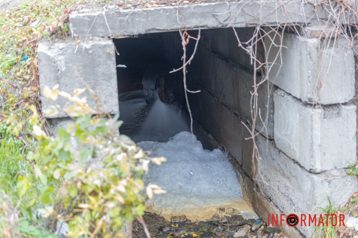 Из трубы под давлением течет вода Из трубы под давлением течет вода