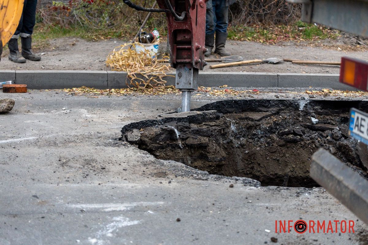 На дороге разрыли большую дыру, которую потом залатают На дороге разрыли большую дыру, которую потом залатают