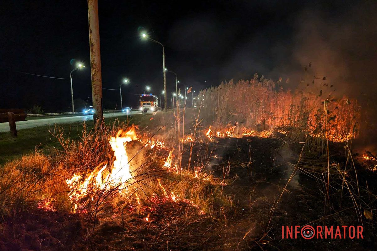 На виїзді з Дніпра сталася пожежа: рятувальники вже на місці 13