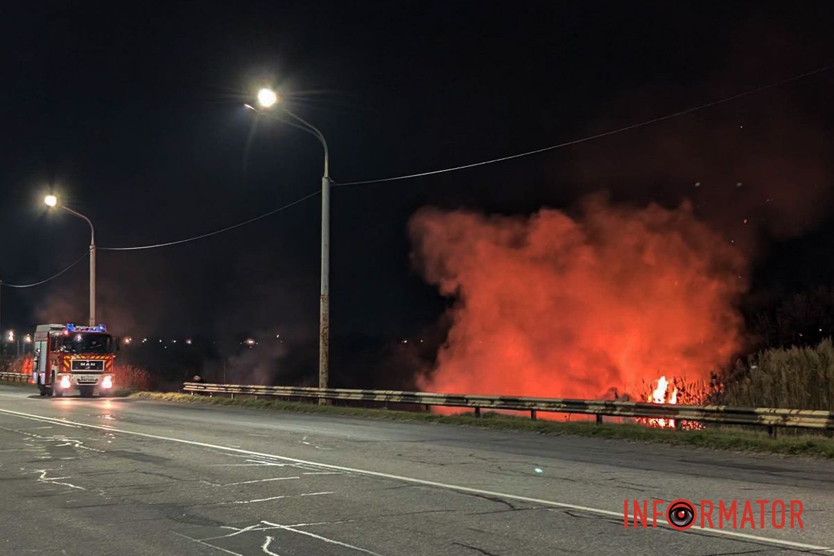 На виїзді з Дніпра сталася пожежа: рятувальники вже на місці 2
