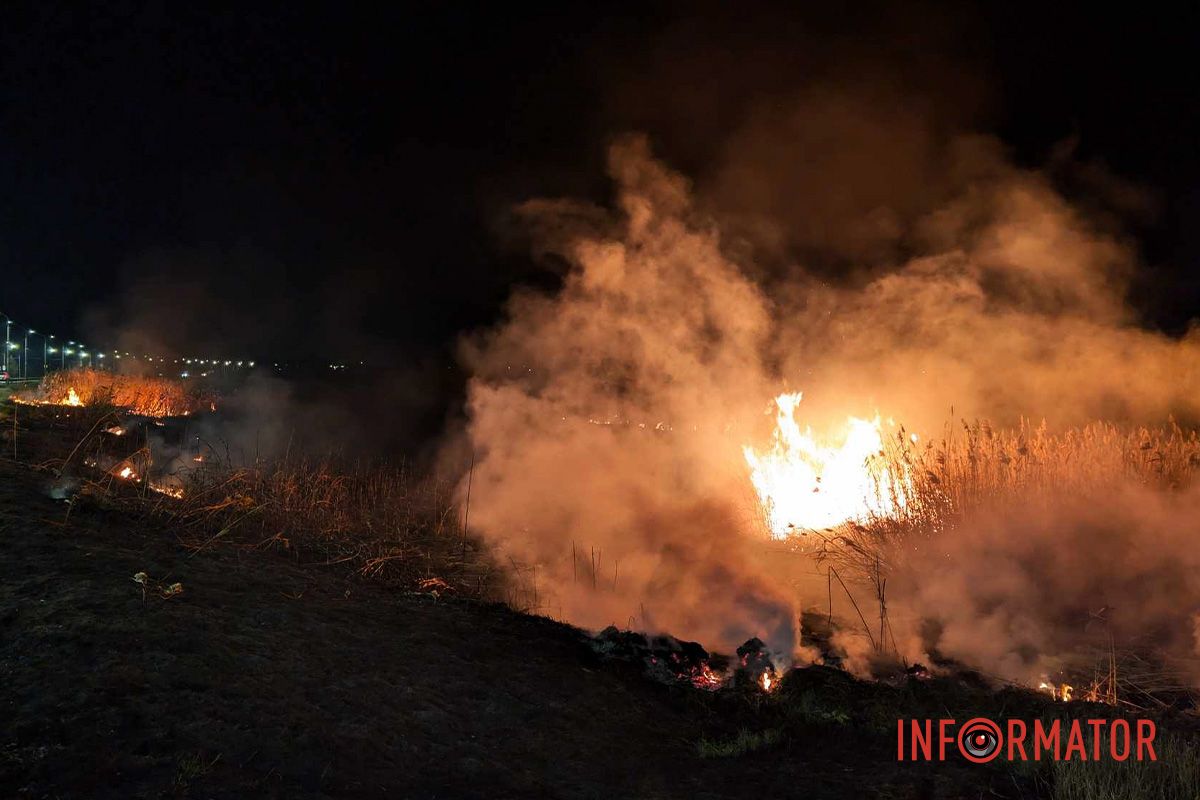 На виїзді з Дніпра сталася пожежа: рятувальники вже на місці 3