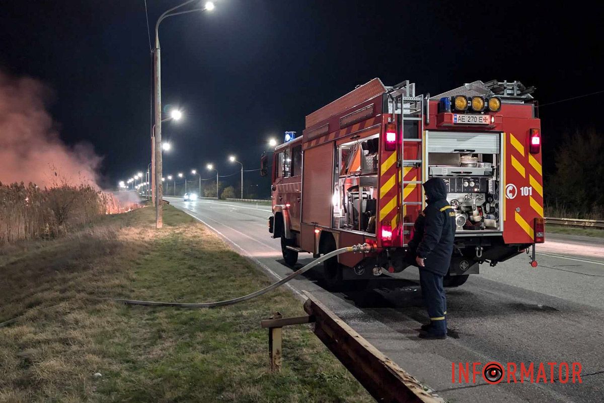 На виїзді з Дніпра сталася пожежа: рятувальники вже на місці 8