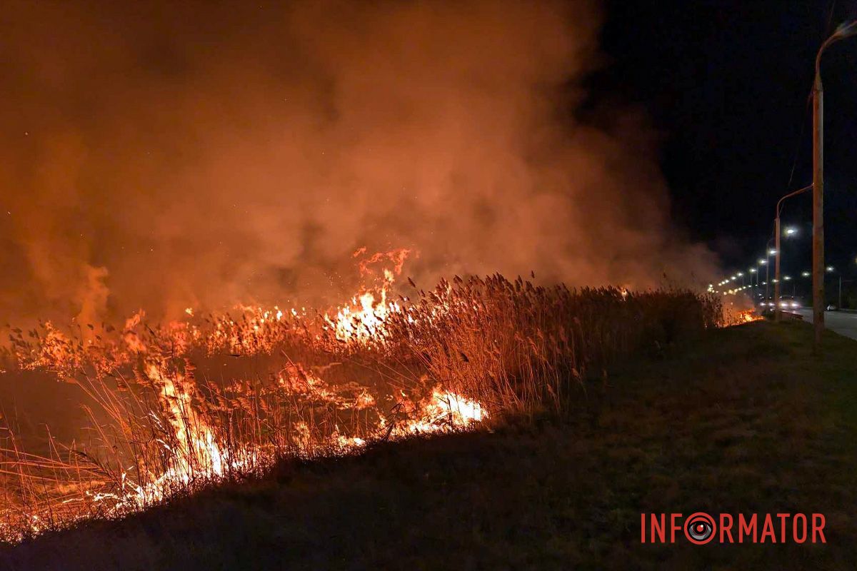 На виїзді з Дніпра сталася пожежа: рятувальники вже на місці 9