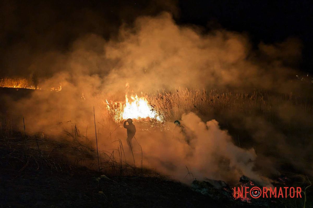 На виїзді з Дніпра сталася пожежа: рятувальники вже на місці 11