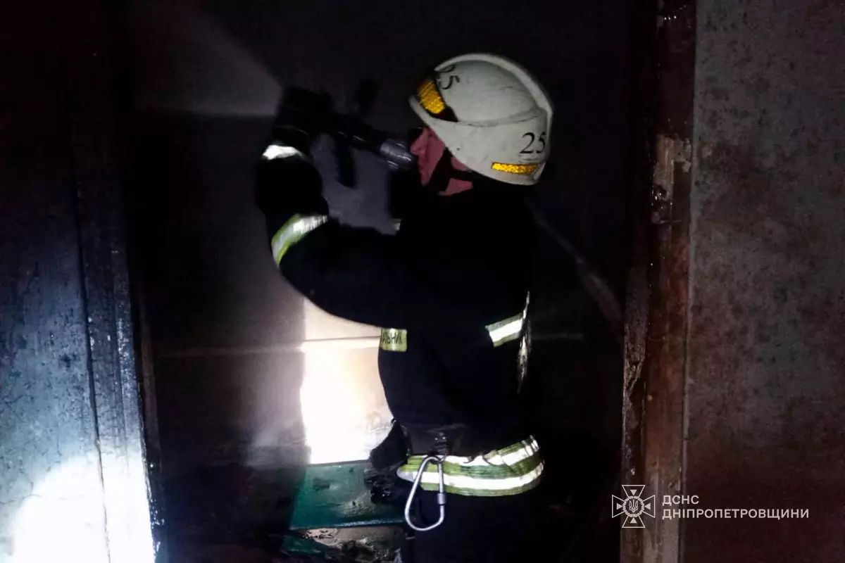 У задимленому приміщенні рятувальники знайшли чоловіка