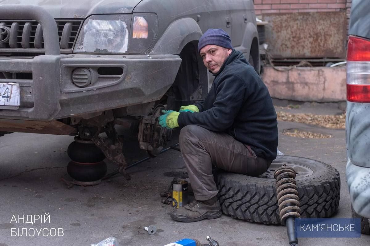 Фонд финансирует ремонт и организует доставку автомобилей с передовой На одной из СТО в Каменском отремонтировали более 200 автомобилей для Защитников 4