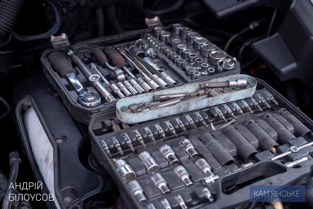 Огромную помощь оказывает станции обслуживания благотворительный фонд «Осоння України» На одной из СТО в Каменском отремонтировали более 200 автомобилей для Защитников 3