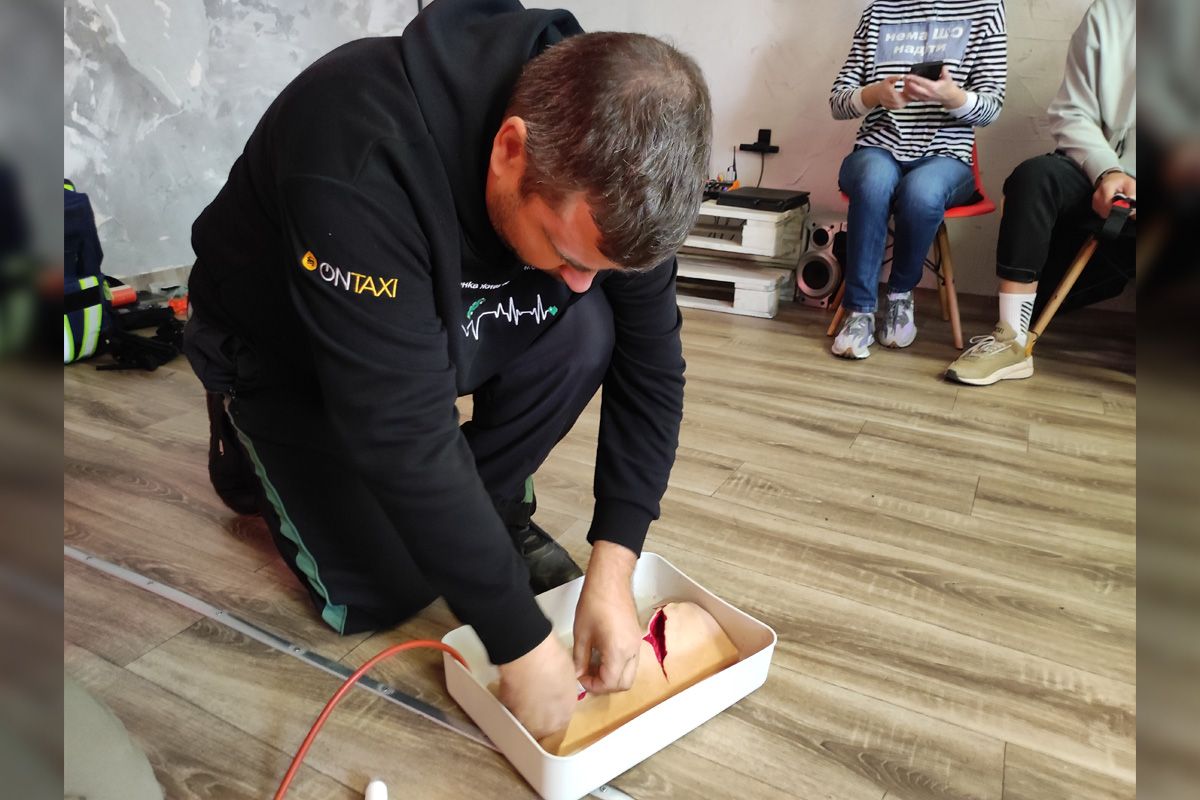 Умение оказывать первую помощь - это не только о собственной безопасности, но и о заботе о жизни пассажиров и людей вокруг