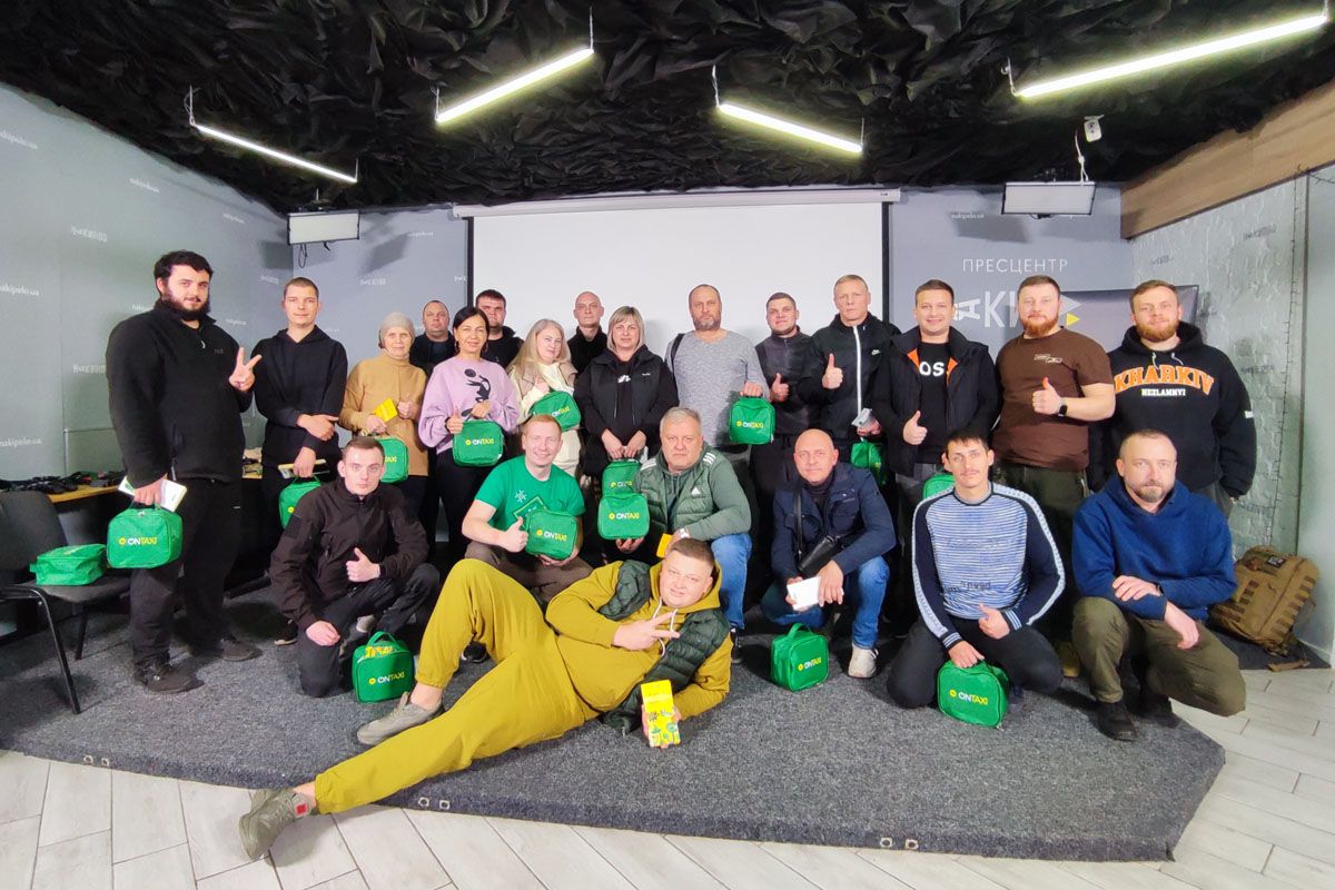 Драйверы OnTaxi получили практические знания об остановке массивных кровотечений, использовании турникетов и тампонировании ран