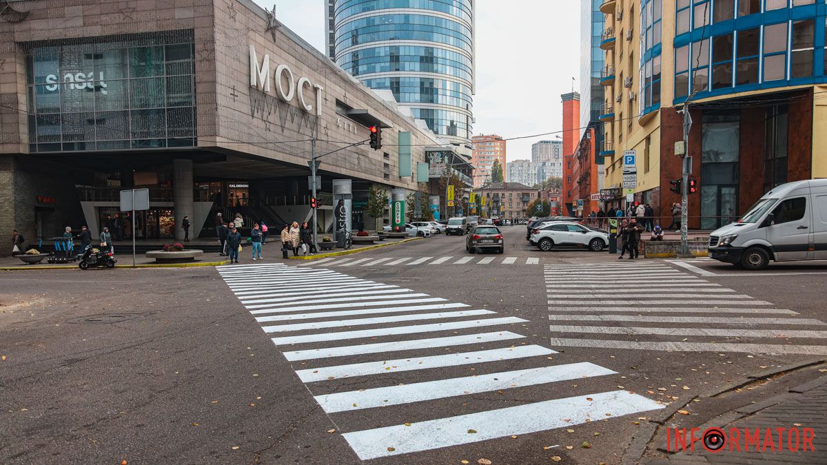 Как в Токио: в Днепре возле "МОСТ-Сити" появился первый в городе диагональный пешеходный переход