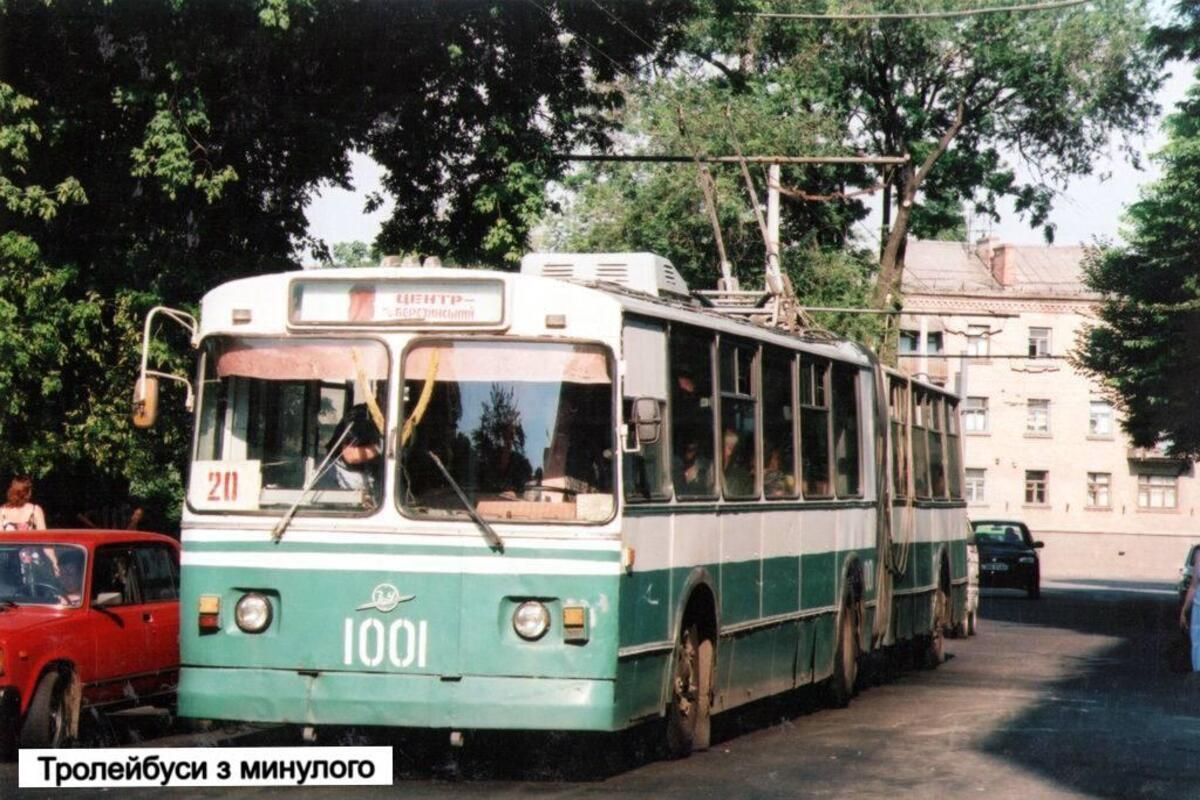 Один из первых троллейбусов