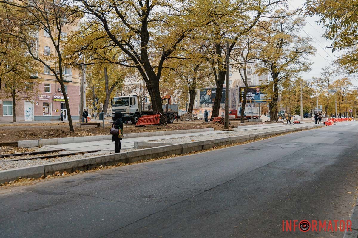 На перехресті проспекту Лесі Українки та бульвару Батальйону Дніпро завершили перший етап ремонту аварійного переїзду