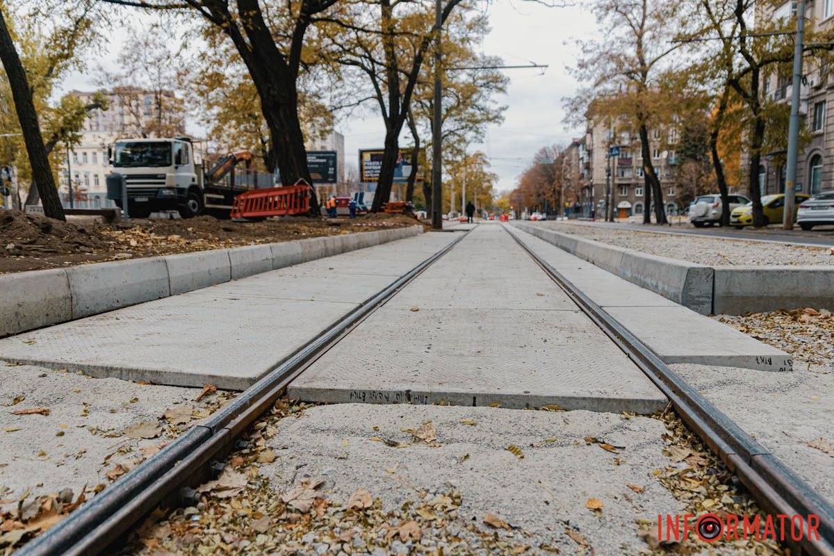 Тут змонтували тимчасові колії для об'їзду перехрестя, зробили тимчасову пасажирську зупинку та улаштували два стрілочні переводи