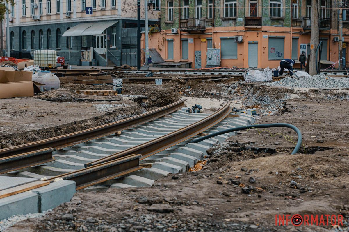 На тих ділянках, де колія суміщається з автомобільною проїжджою частиною, колії будуть вкладати у залізобетонні плити