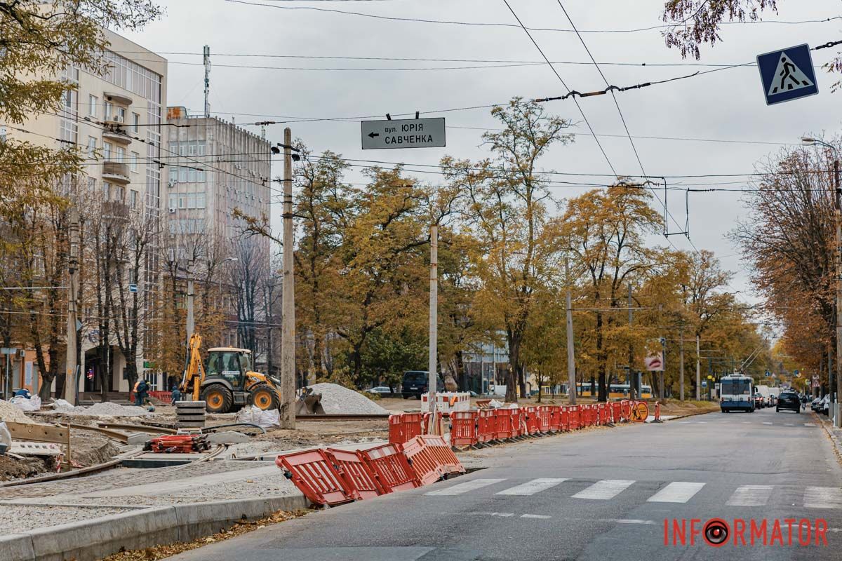 Стоїть огорожа