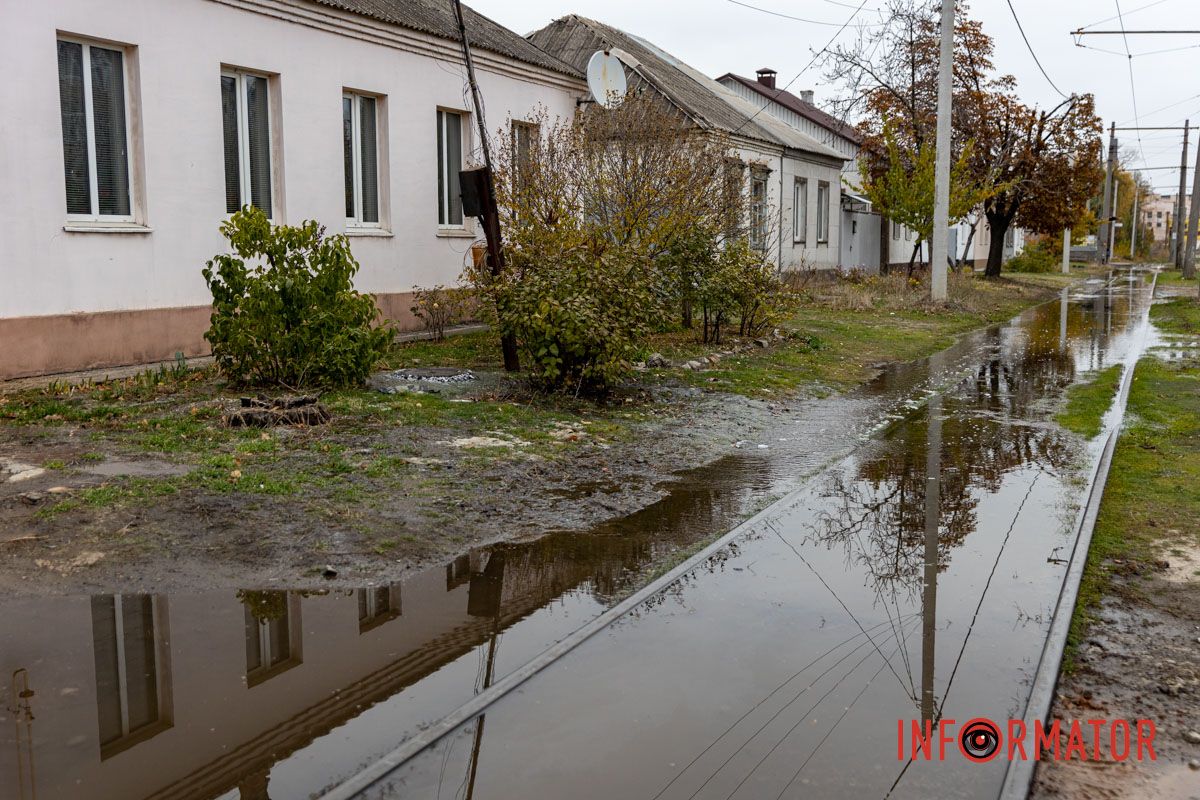 Вода заливає дорогу і колії