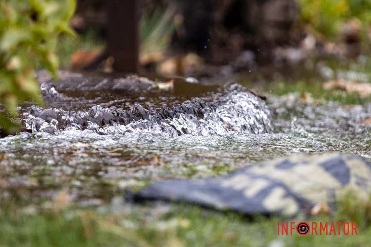 Вона заливає трамвайні колії та велику частку дороги поблизу будинку №129