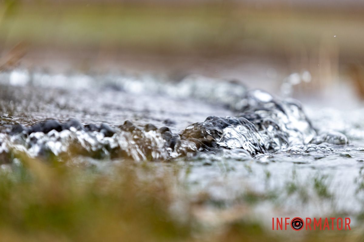 З-під люка гейзером витікає вода