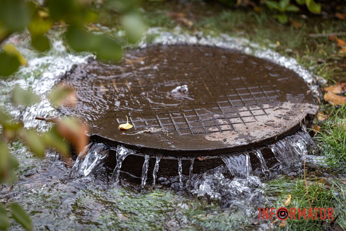 Вода ллється на дорогу та колії