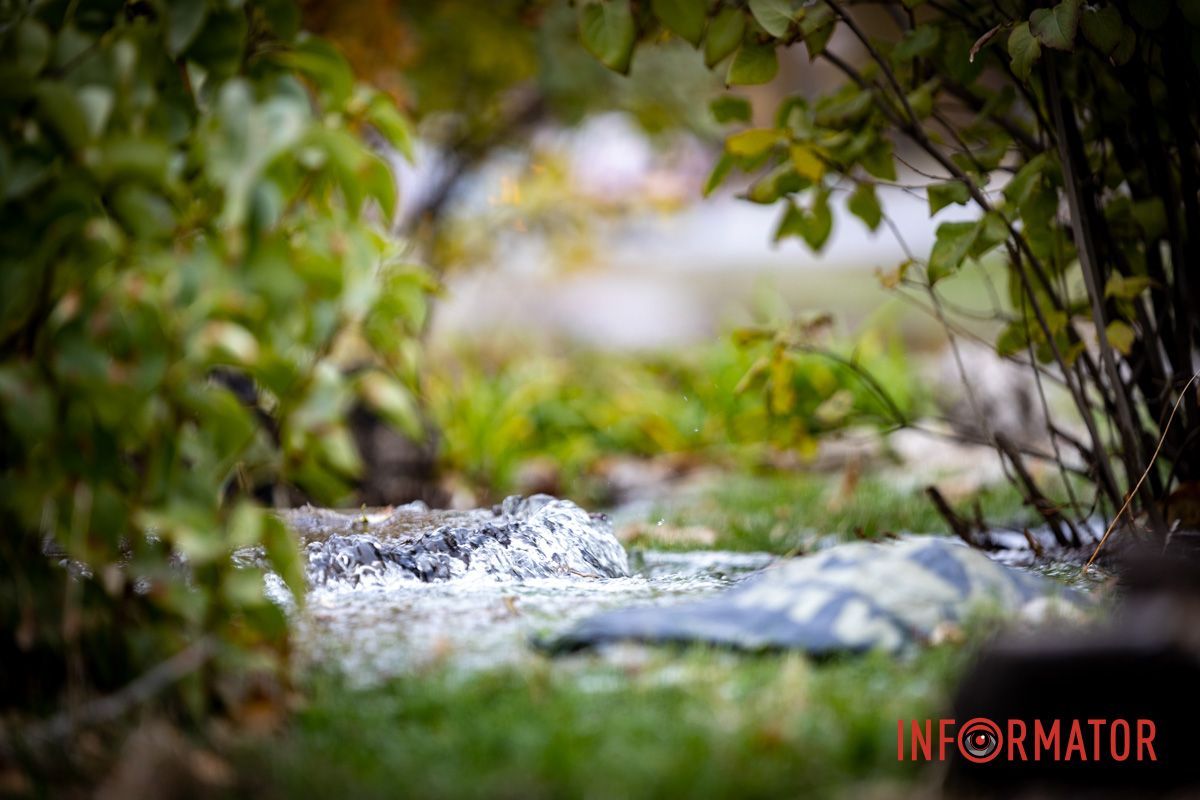 Вода швидко поширюється по дорозі