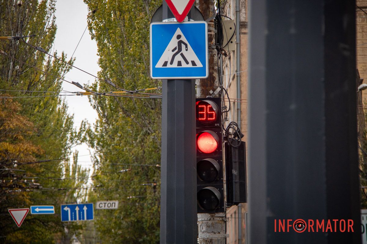 Він сховався за новим великим стовпом Він сховався за новим великим стовпом