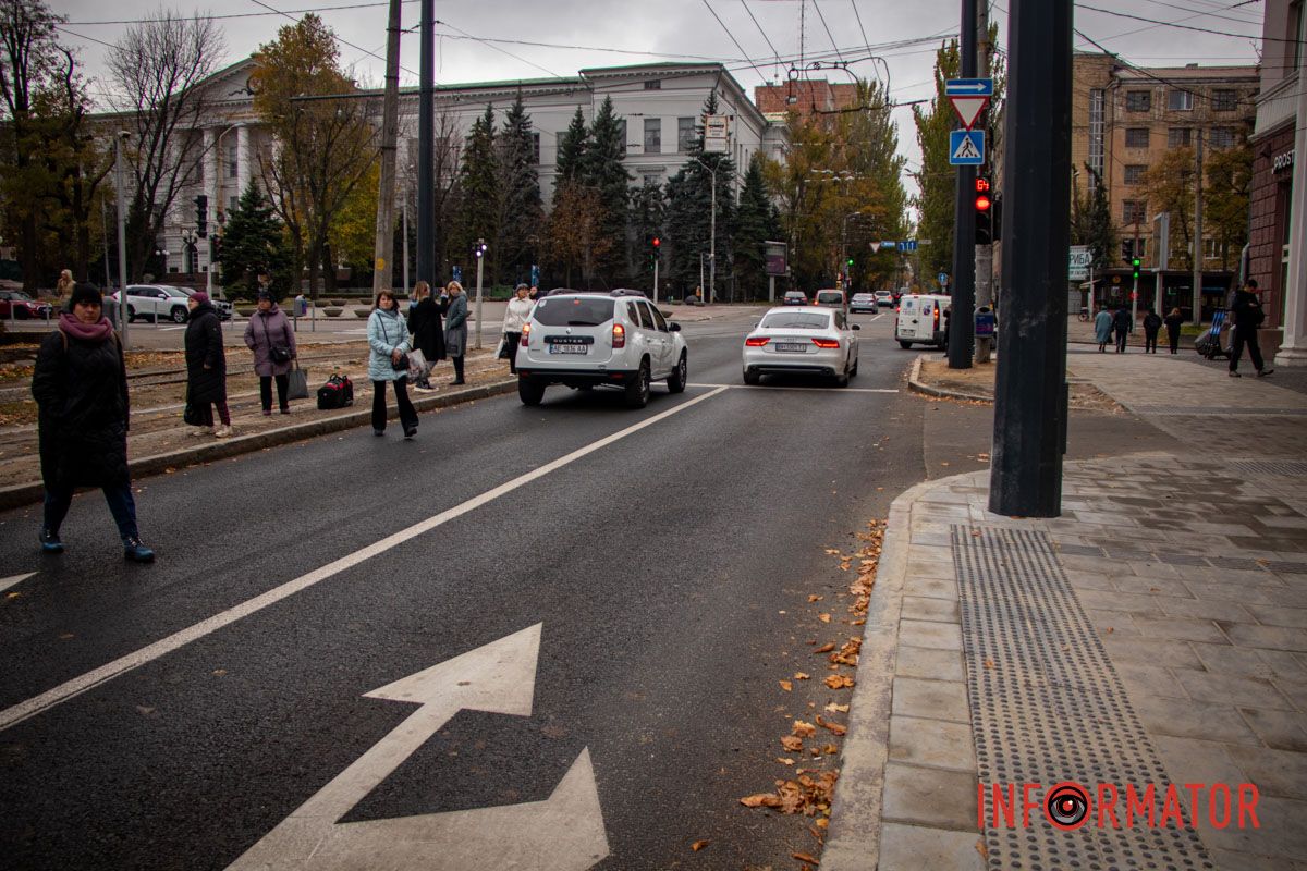 Станом на 11 листопада новий стовп повністю затуляє світлофор, через що водіям зовсім не видно його сигналів Станом на 11 листопада новий стовп повністю затуляє світлофор, через що водіям зовсім не видно його сигналів